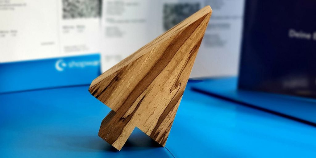 Dies ist ein Pfeil aus Holz. Es dient als dekoratives Element.